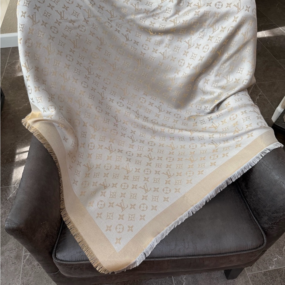 Louis Vuitton Champagne and subtle silver Monogram Shawl - Picture 2 of 9